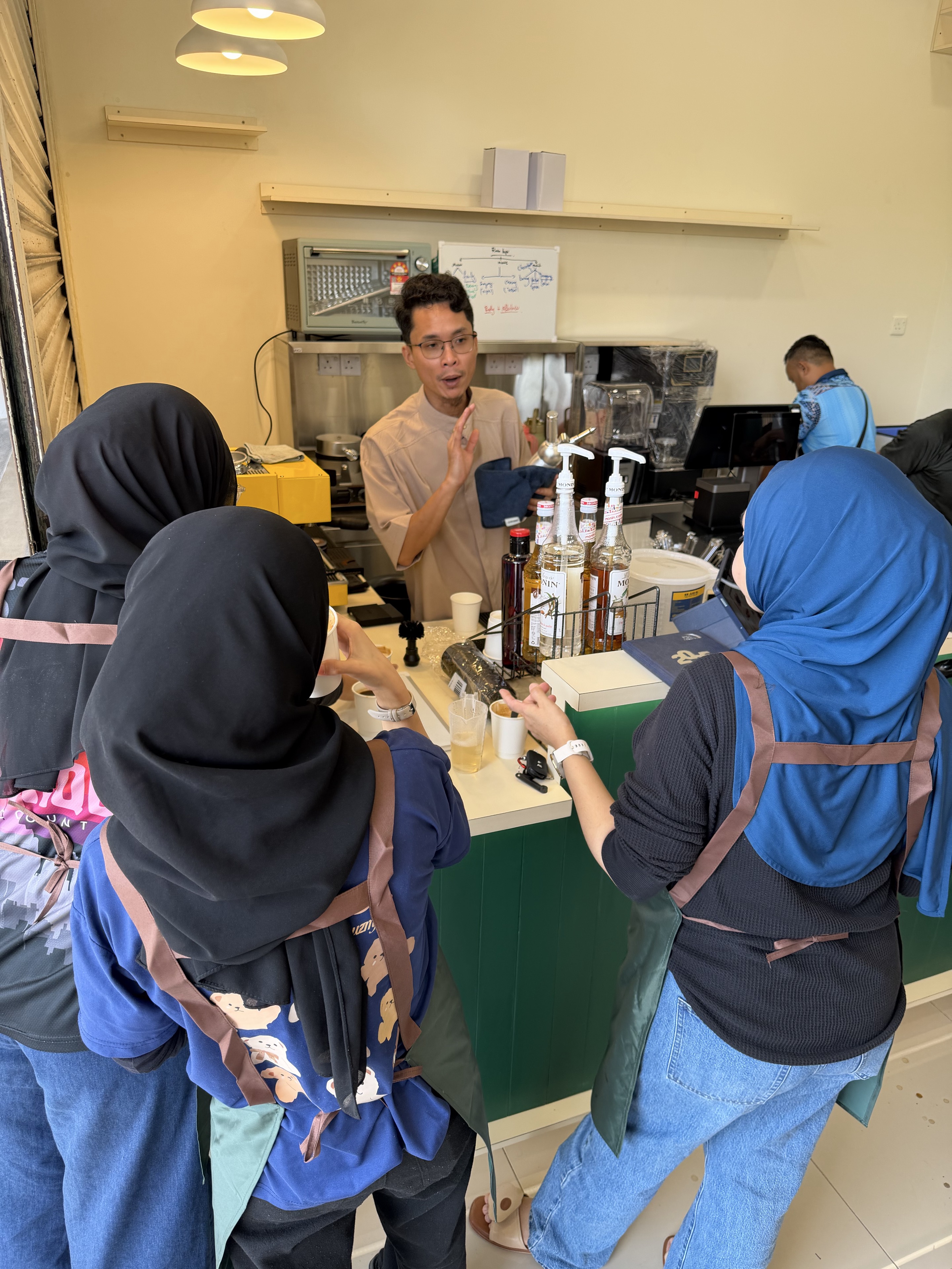 Belajar bersama di coffee bar