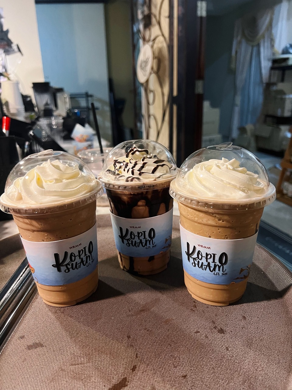 Tiga minuman Kopi0suam dengan topping krim