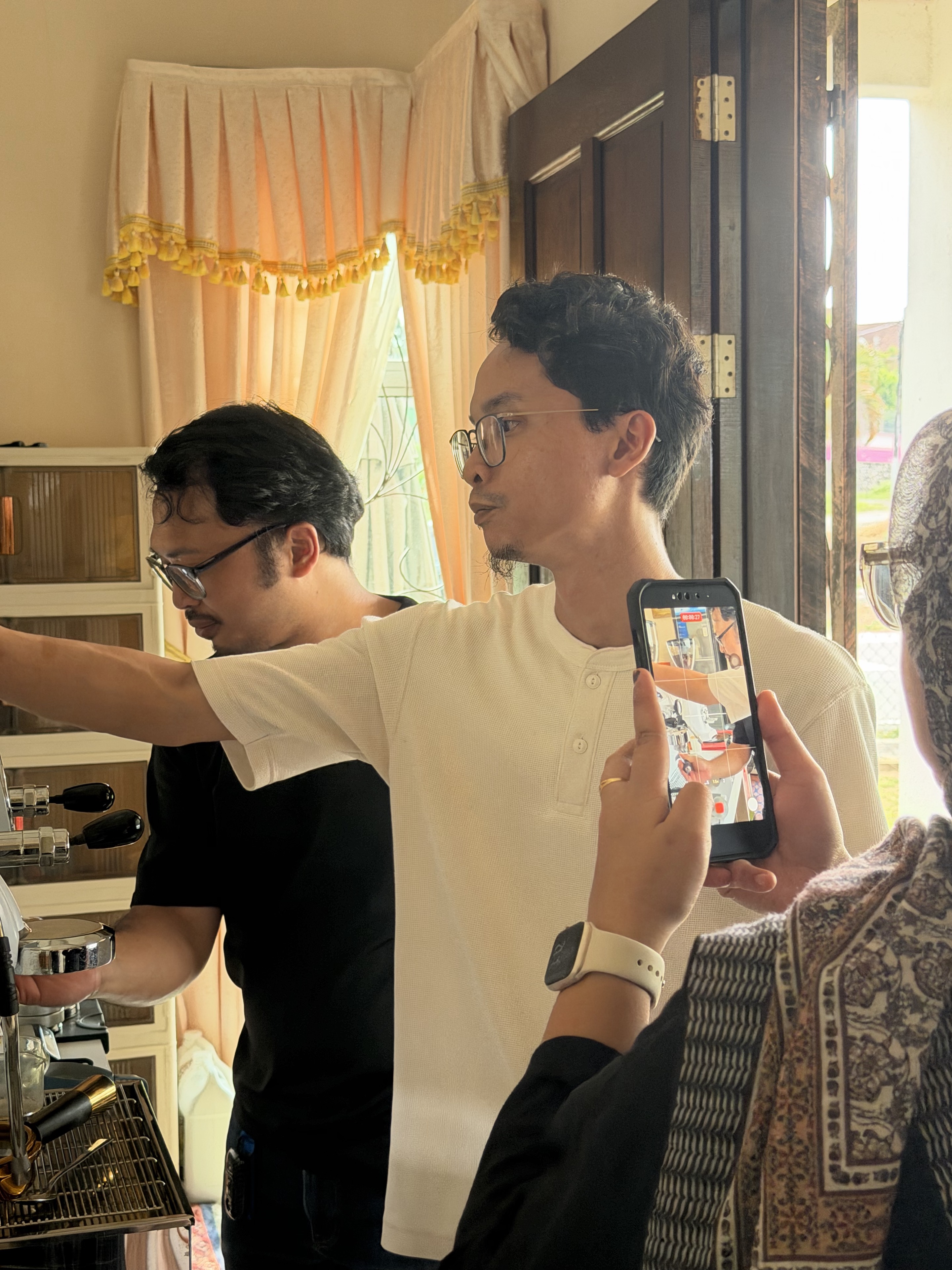 Demonstrasi di mesin espresso